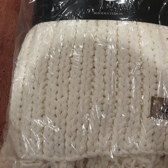 UGG brand new throw still in plastic wrap - Picture 3 of 12